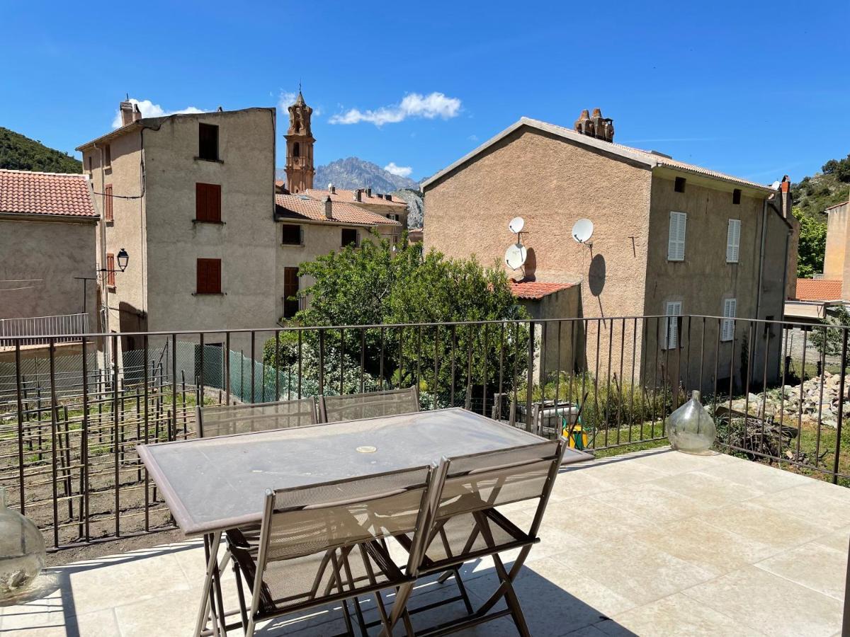 Maison Au Centre D'un Village Typique *